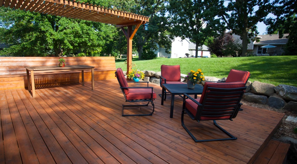 Choosing the Perfect Color Scheme for Your Deck