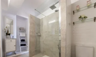Balancing Style and Safety When Choosing Shower Glass Doors